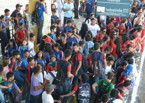 Estudantes invadem terminal de ônibus da Cidade Nova